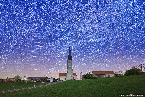 Gemeinde Zeilarn Landkreis Rottal-Inn Schildthurn Kirchenturm Nacht Startrails (Dirschl Johann) Deutschland PAN